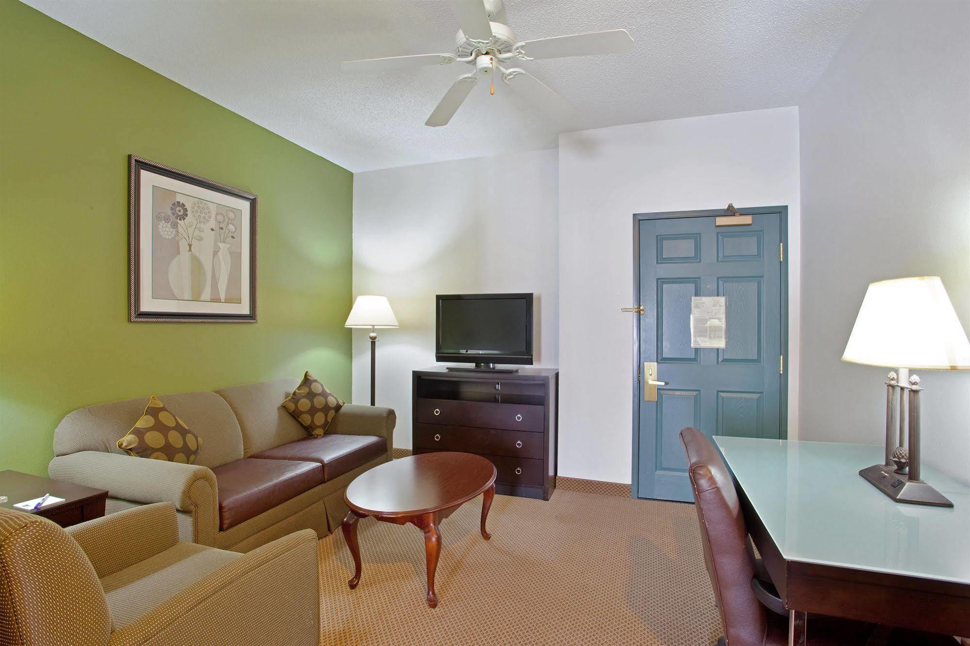 Holiday Inn Express & Suites Chicago-Deerfield Lincolnshire By Ihg Riverwoods Room photo